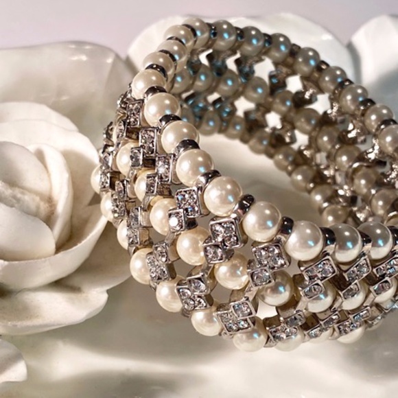 BANANA REPUBLIC Pearl & Rhinestone Bracelet - Picture 1 of 4